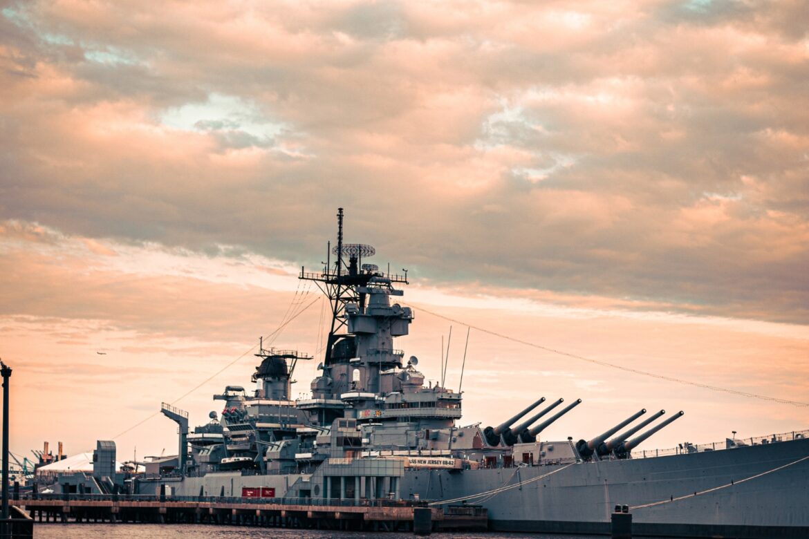 A importância da Marinha para a segurança nacional — A Marinha desempenha um papel crucial na garantia da segurança nacional, protegendo as águas territoriais e a soberania do país.