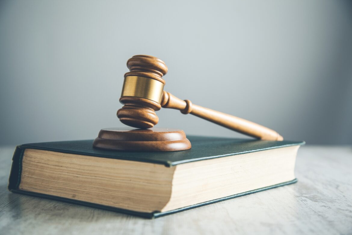 Conheça a Constituição Federal de 1988 e onde obter gratuitamente o documento — Descubra os detalhes da Constituição Federal de 1988, a lei fundamental do Brasil, e saiba onde encontrar gratuitamente uma cópia desse importante documento.