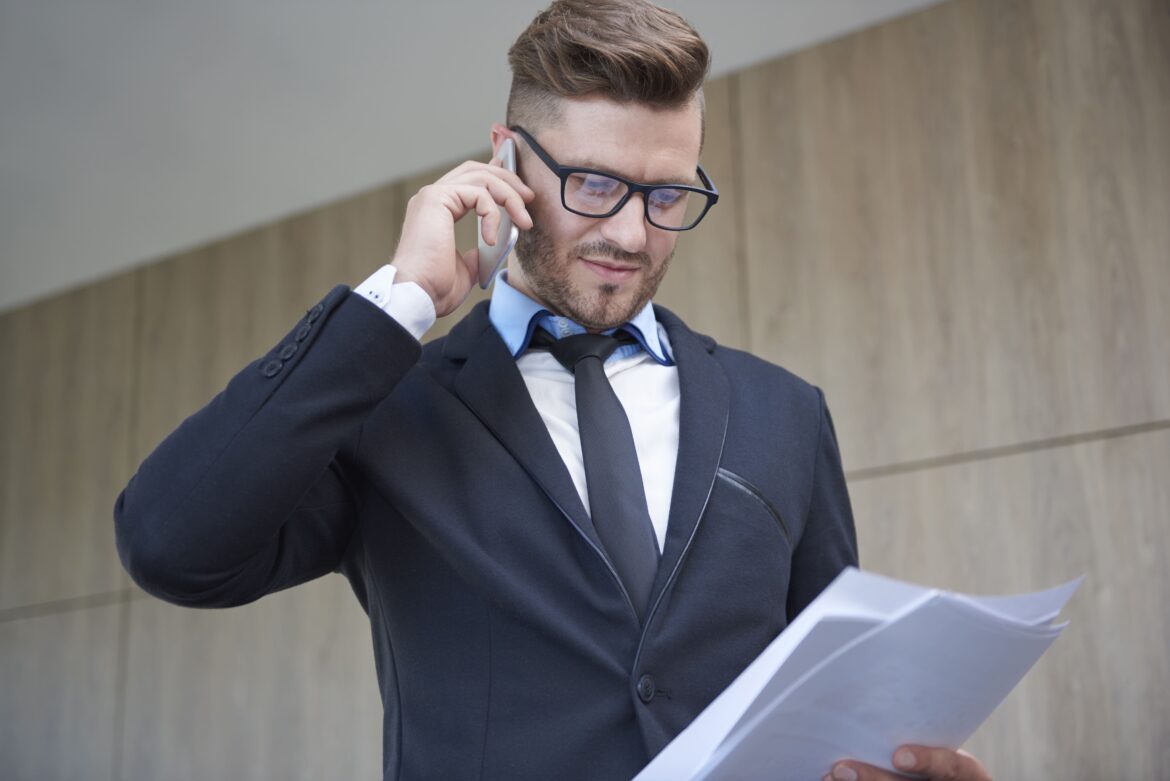 Profissional Concursado para o cargo de Agente de Custódia da PCDF atendendo telefonema importante para executar suas ações.