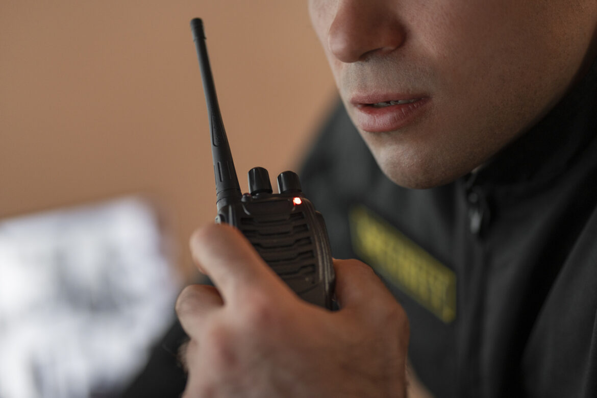 funcionário da Polícia Federal utilizando rádio comunicador