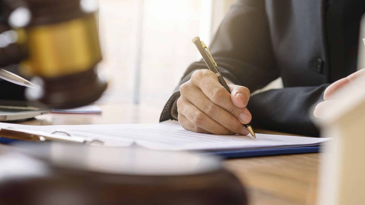 Futuro policial analisando qual faculdade fazer para ser policial