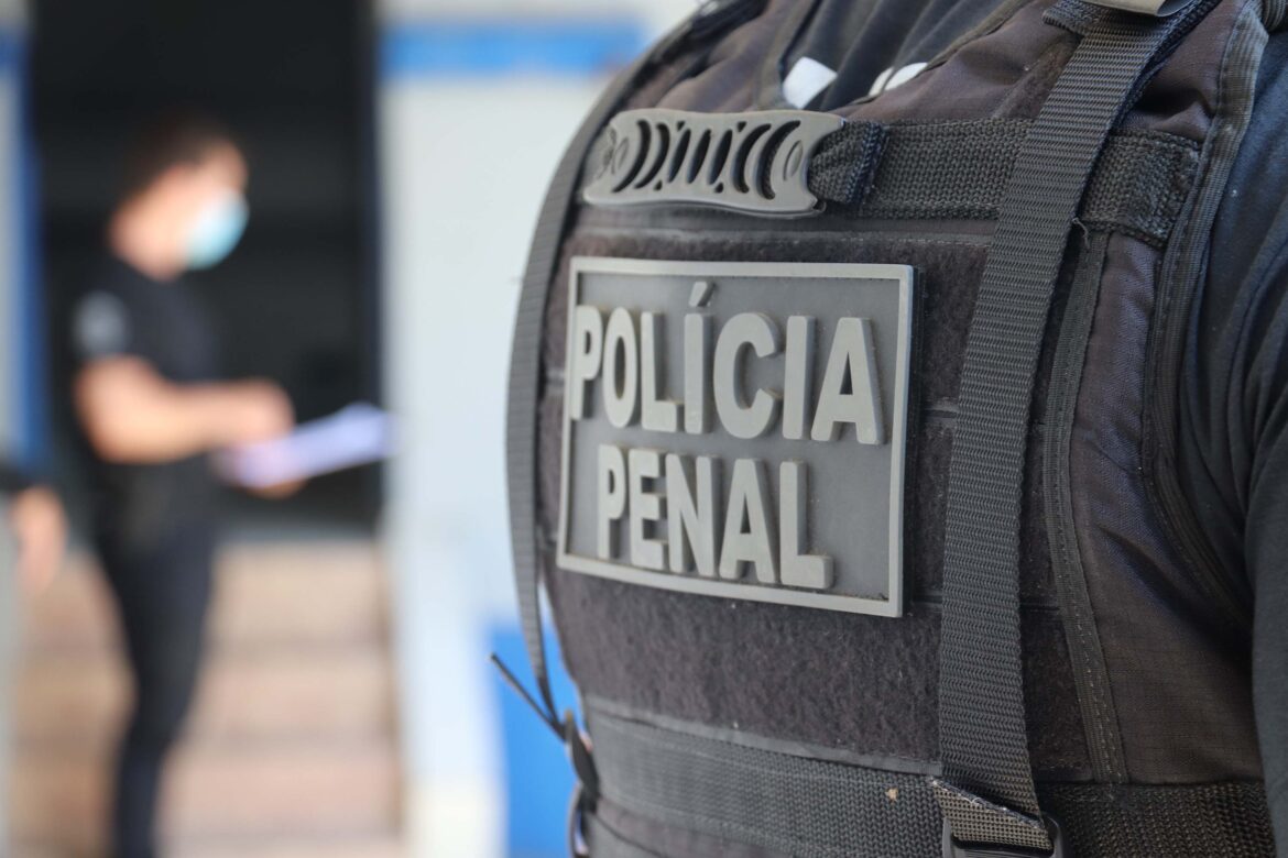 Fotografia de um Policial Penal de costas do Rio de Janeiro mostrando a sua farda