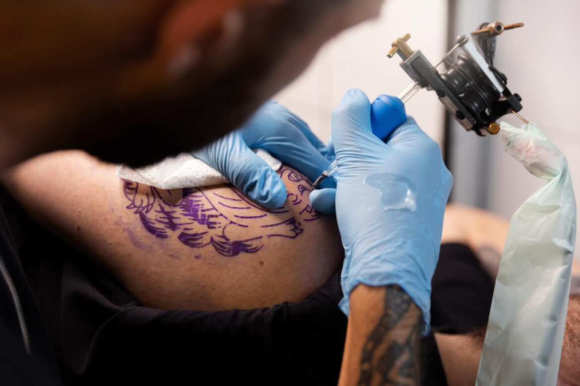 Policial fazendo tatuagens permitidas