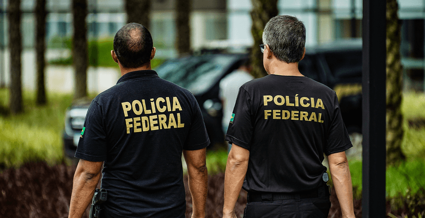 Dois policiais de meia idade refletindo sobre o trabalho que irão fazer na Polícia Federal.