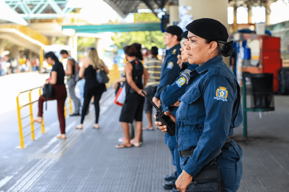 Guarda municipal feminina de uniforme olhando para o lado, realizando uma vistoria com atenção e cuidado, representando a dedicação e os requisitos necessários para se tornar uma guarda municipal feminina.