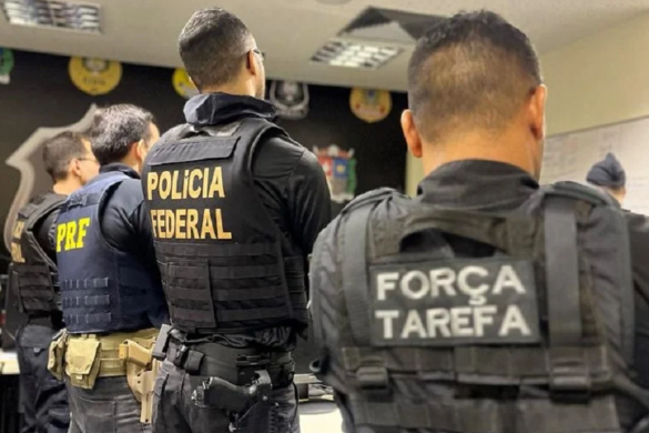 Três policiais discutindo sobre as diferenças entre a PF e PRF