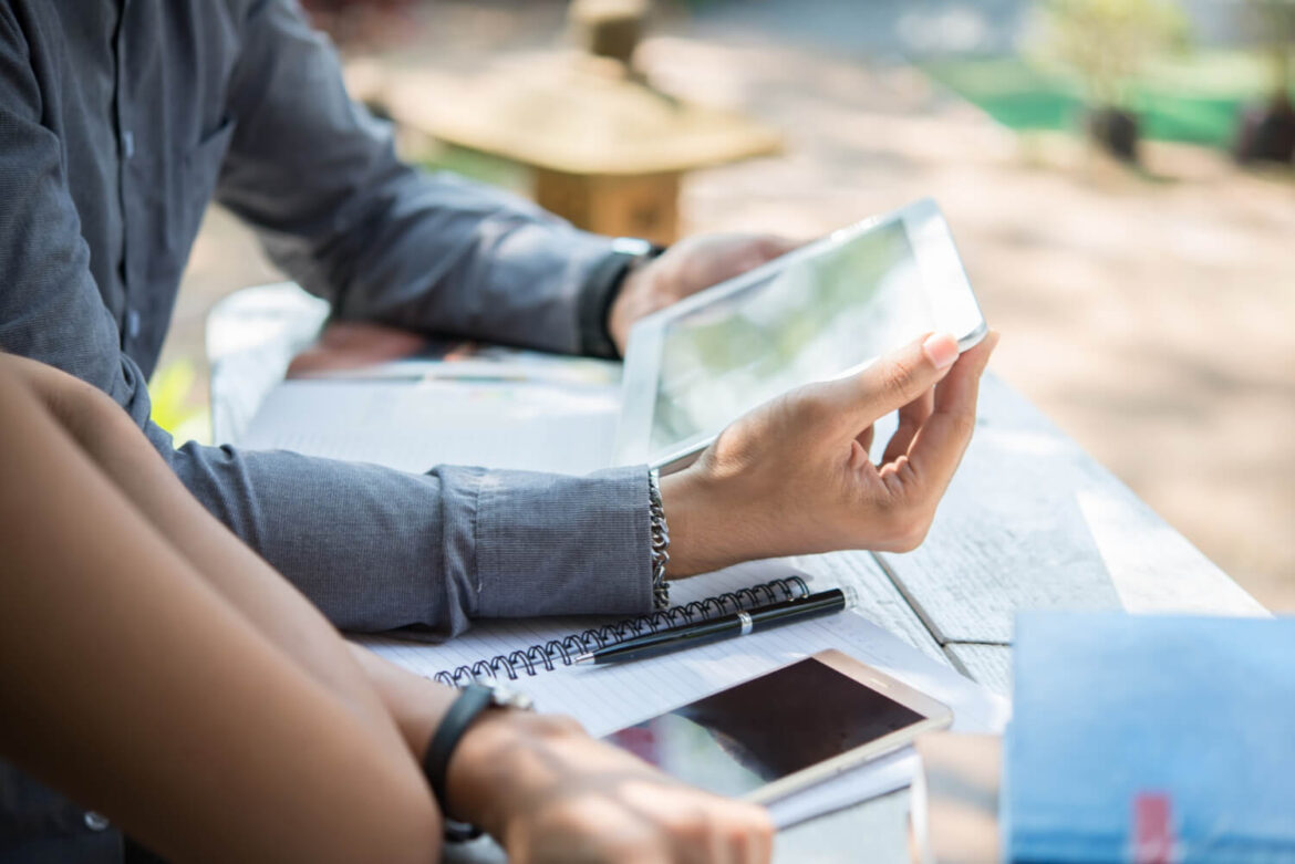 Técnico Previdenciário realizando anotações sobre concursos públicos e sua atuação, registrando informações importantes para seu trabalho.