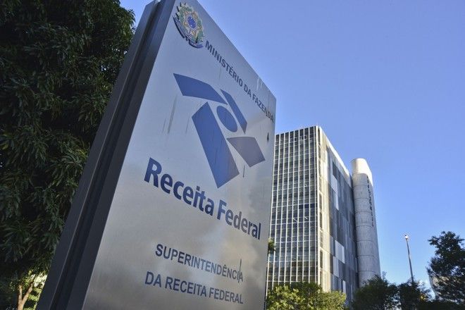 Fachada do prédio da Receita Federal do Brasil, com arquitetura imponente e detalhes que simbolizam a fiscalização e a gestão tributária no país.