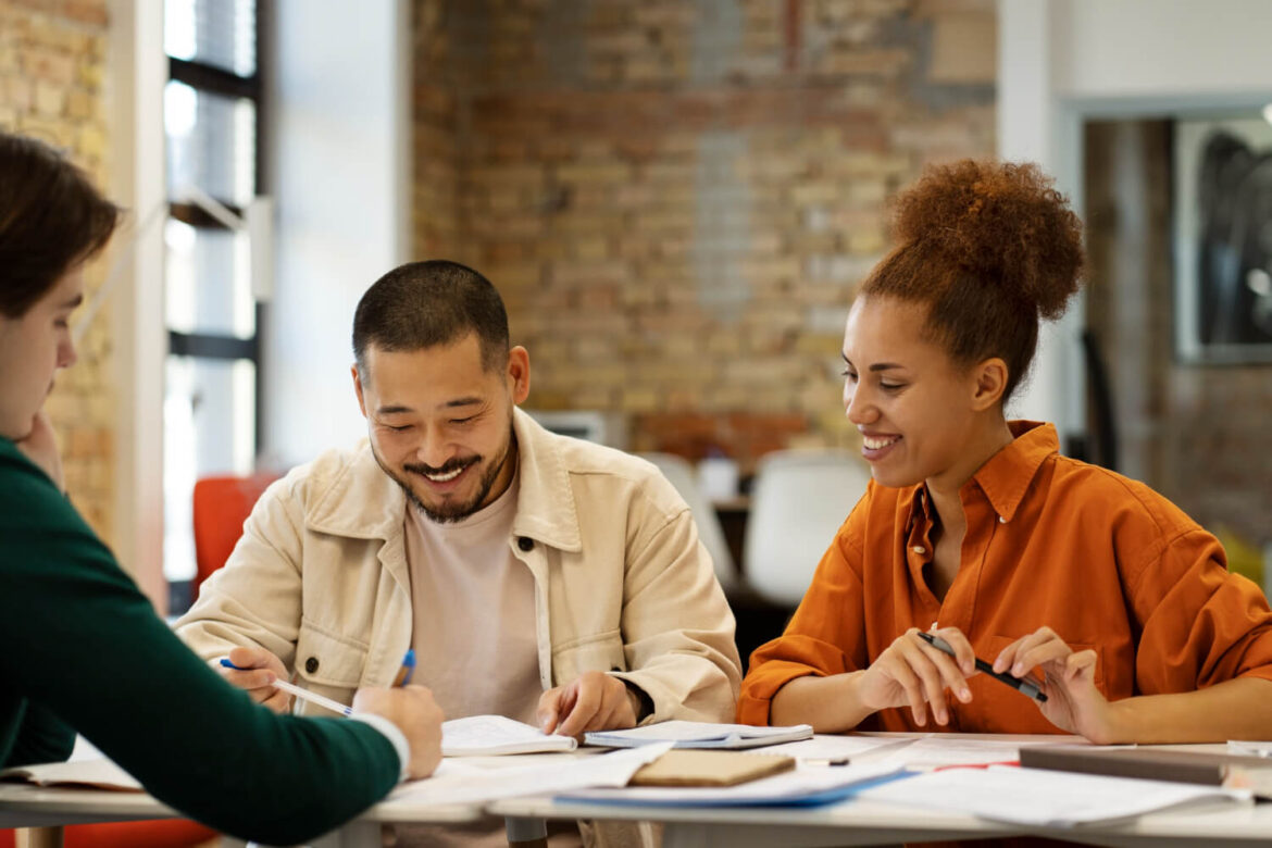 Pessoas se preparando para concursos públicos administrativos e avaliando oportunidades de carreira.